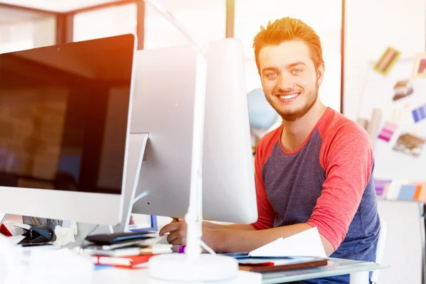 Joven que trabaja en la oficina — Foto de Stock