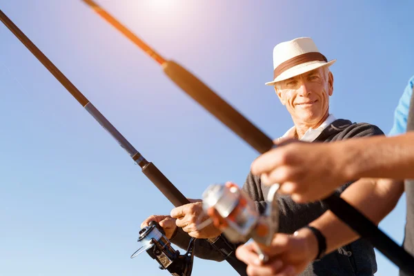 Senior mens vissen op zee zijkant — Stockfoto