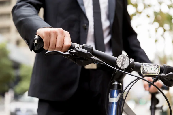 Giovani uomini d'affari con una bicicletta — Foto Stock