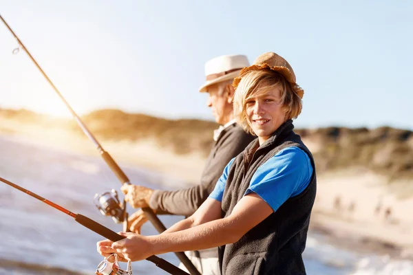 Senior homme pêche avec son petit-fils — Photo