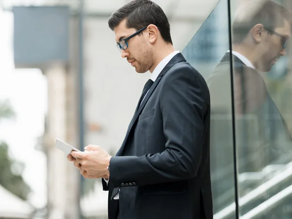 Retrato de hombre de negocios guapo Al aire libre —  Fotos de Stock