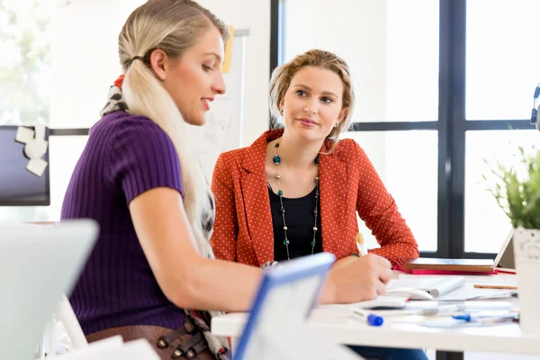 Zwei Büroangestellte am Schreibtisch — Stockfoto