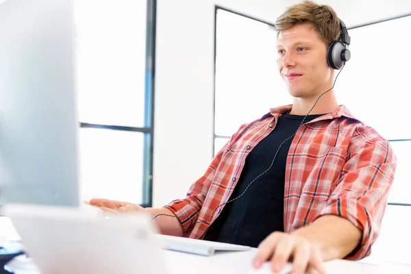 Jeune homme travaillant dans le bureau — Photo