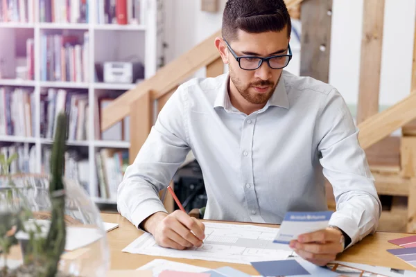 Young man in offfice — Stock Photo, Image