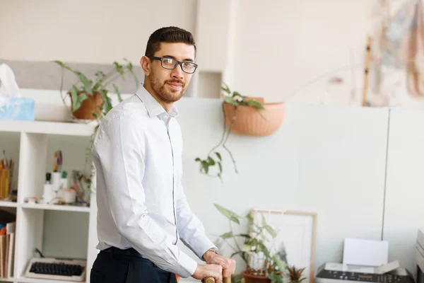 Mladý muž v offfice — Stock fotografie