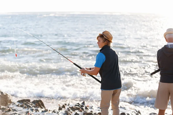 Hombre mayor pescando con su nieto —  Fotos de Stock