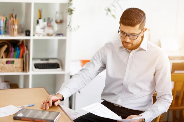 Young man in offfice — Stock Photo, Image