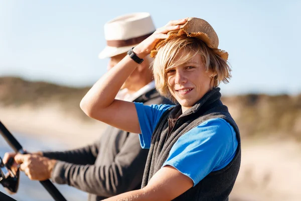 Tiener jongen vissen op zee — Stockfoto