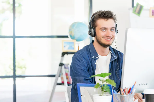 Jongeman aan het werk — Stockfoto