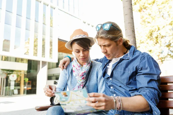 Girl and guy on the streets of a city — Stock Photo, Image