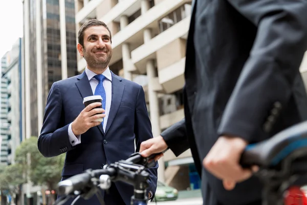 Jóvenes empresarios con una bicicleta — Foto de Stock