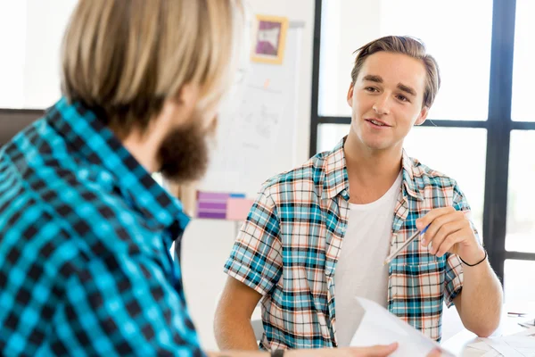 Two office workers at the desk — Stock Photo, Image