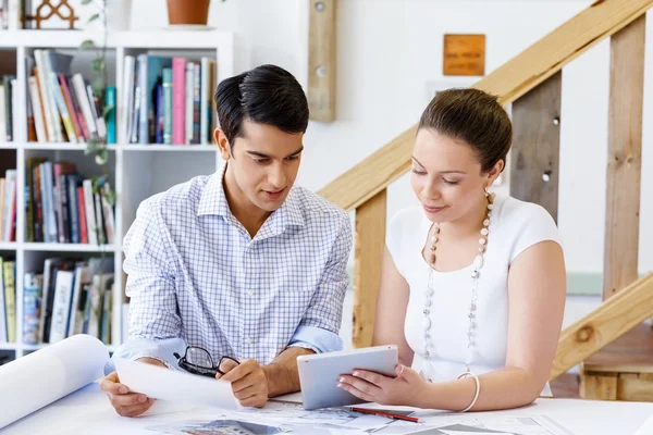 Ofisteki iki genç mimar