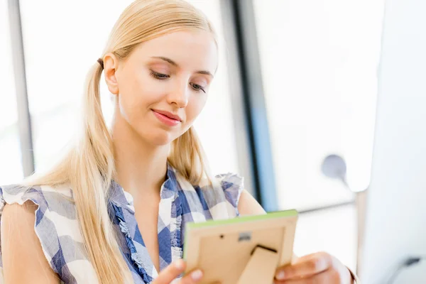 Portrait of smiling female office worker with mobile — Stock Photo, Image