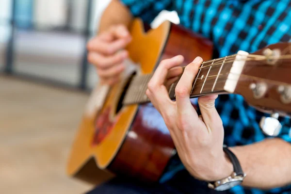 Mann spielt Gitarre im Büro — Stockfoto