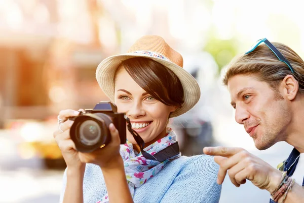 Smiling couple with the camera — Stock Photo, Image