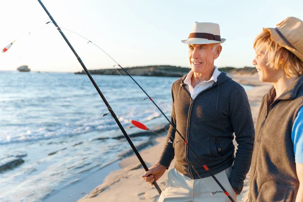 Senior homme pêche avec son petit-fils — Photo