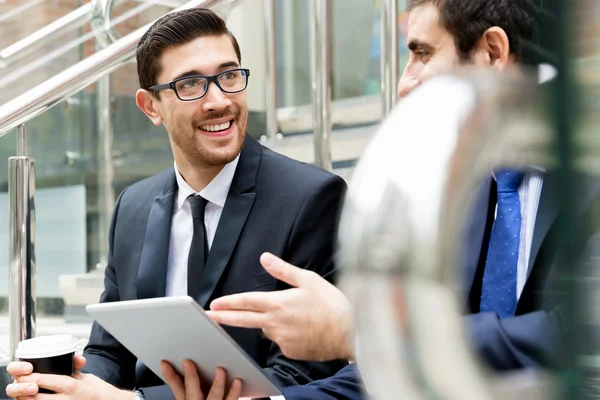 Dos hombres de negocios hablando al aire libre — Foto de Stock