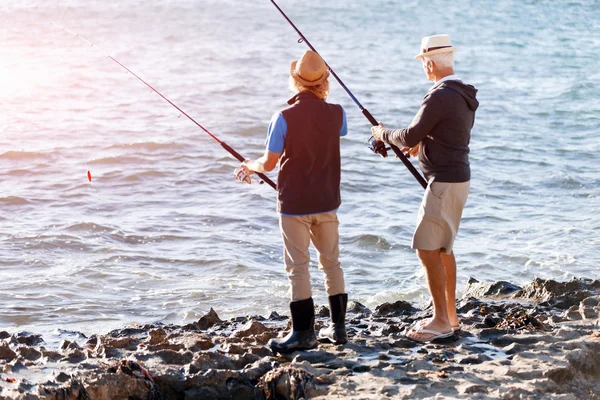 Senior angelt mit seinem Enkel — Stockfoto