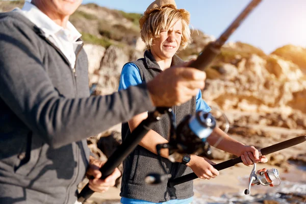 Tiener jongen vissen op zee — Stockfoto