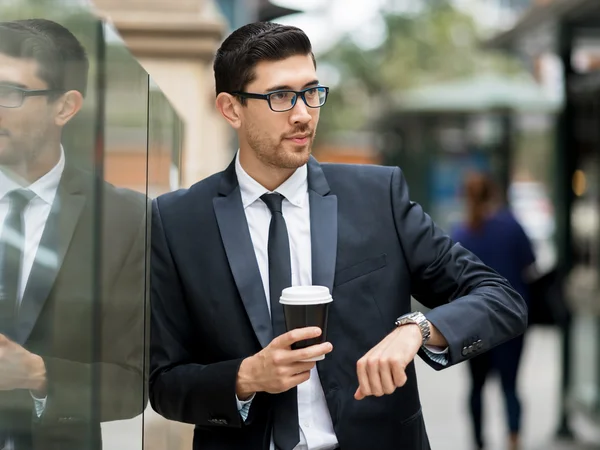 Retrato de hombre de negocios guapo Al aire libre —  Fotos de Stock