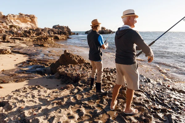 Senior homme pêche avec son petit-fils — Photo