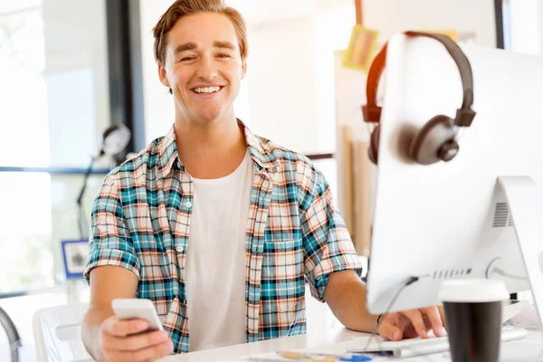 Junger Mann arbeitet im Büro — Stockfoto