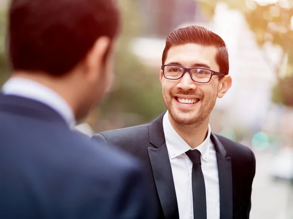 Retrato de hombre de negocios guapo Al aire libre —  Fotos de Stock