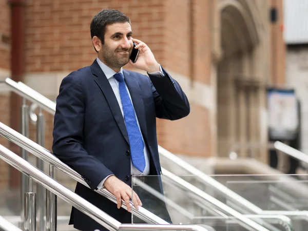 Retrato de hombre de negocios guapo Al aire libre — Foto de Stock