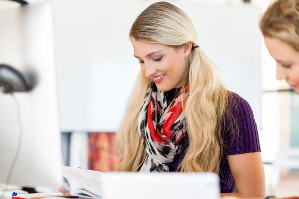 Two office workers at the desk — Stock Photo, Image