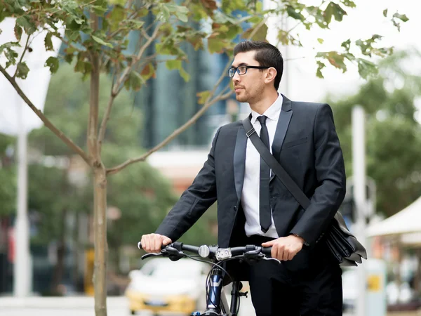 Jonge zakenmensen met een fiets — Stockfoto