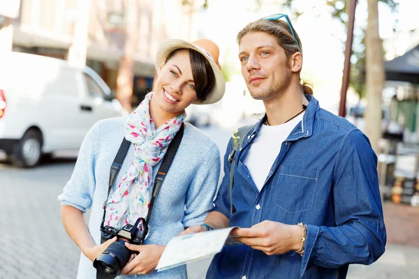 Mädchen und Mann auf den Straßen einer Stadt — Stockfoto