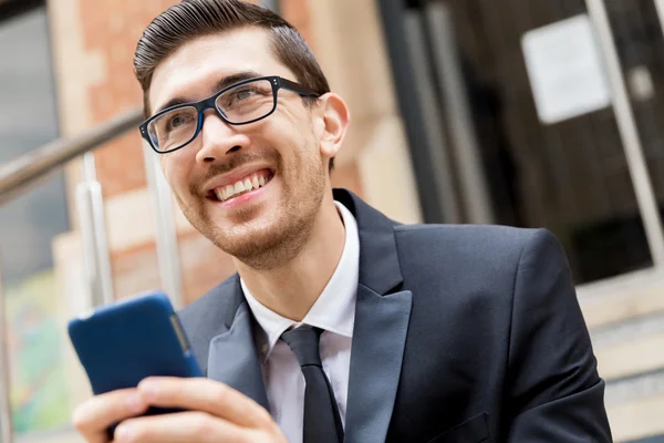 Porträtt av stilig affärsman utomhus — Stockfoto