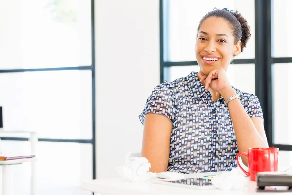 Porträtt av leende afro-american kontorsarbetare sitter i offfice — Stockfoto