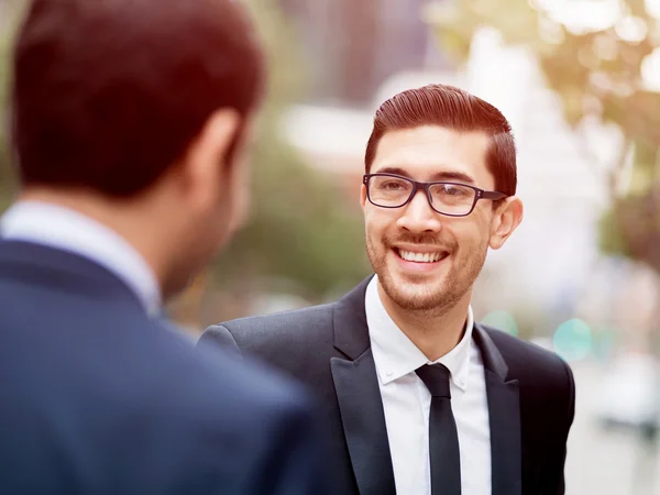 Retrato de hombre de negocios guapo Al aire libre —  Fotos de Stock