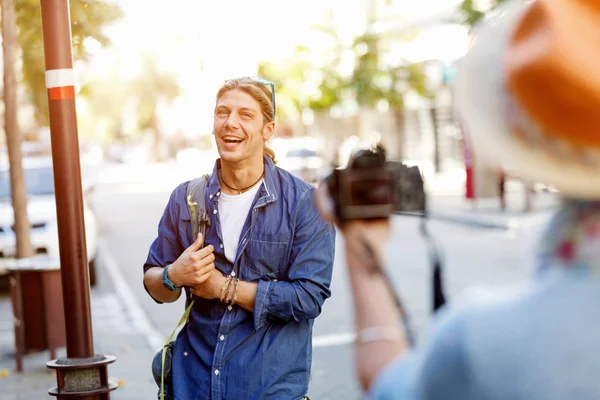 Smiling couple with the camera — Stock Photo, Image