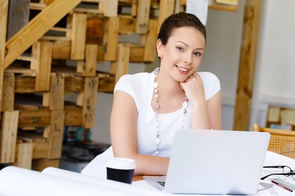 Junge Frau im Amt — Stockfoto