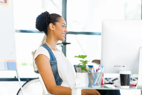 Portrait of smiling afro-american office worker in offfice — Stock Photo, Image