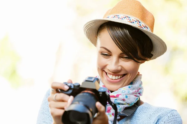 Outdoor-Sommer lächelnden Lifestyle-Porträt der hübschen jungen Frau mit Kamera — Stockfoto