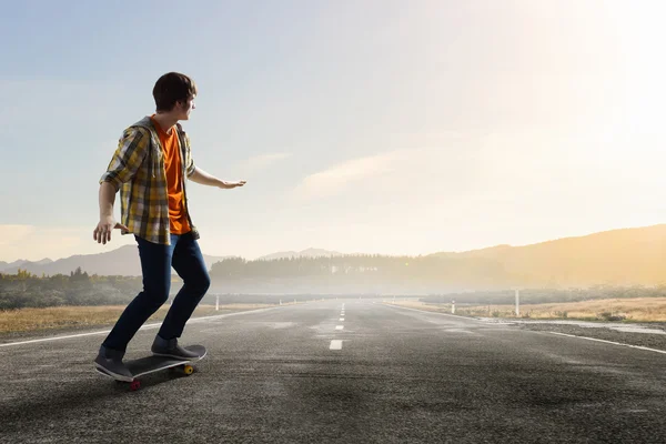 Junge fahren Skateboard. Gemischte Medien — Stockfoto