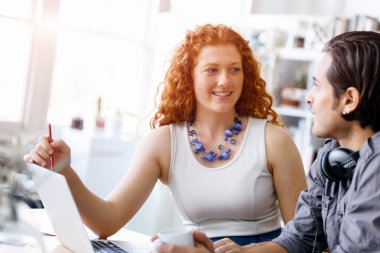 İki genç insan Office