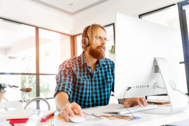 Genç adam ofiste çalışıyor.