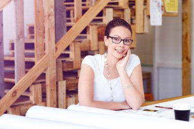 Genç kadın mimar ofis