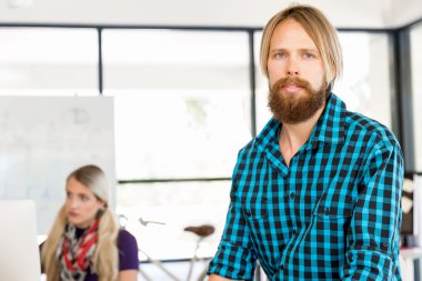 Genç adam ofiste çalışıyor.