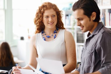 İki genç insan Office