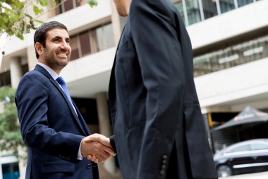 onların el sıkışan iki iş adamları