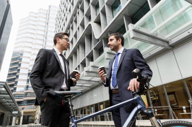 Bisikletli genç işadamları