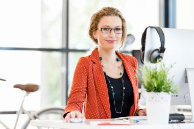 Görevdeki genç bayan.