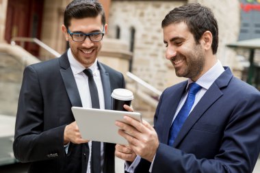 Açık havada konuşurken iki iş adamları