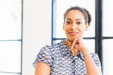 Afro-Amerikan ofis çalışanı iş içinde gülümseyen portresi